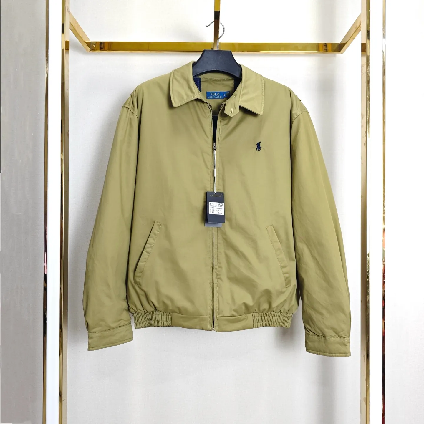 P330 Ralph Lauren/Ralph Lauren Harrington old money style zipper cotton jacket, the same style as Yi Mengling. Recommended by many fashion bloggers. The Harrington jacket's lapel zipper windproof design perfectly blends casual style with street trend elements, making it very suitable for neutral wear. The fabric texture of the jacket is excellent and comfortable to wear. It is a very versatile and trendy jacket. Original development, 100% pure cotton fabric, exquisite embroidery, evergreen style for all seasons, feel free to buy it, retro will never go out of style! The embroidery on the chest is made of German Oman embroidery fiber with original data. The embroidery process is very particular. Japanese Tajima machines are used to ensure exquisite three-dimensional embroidery, which is what I said is different from what is on the market. Regarding the workmanship, the version is a loose version and can be worn by boys and girls!! The jacket can be worn longer, for spring and autumn trips. Color: khaki, navy blue, black. Size: S~XXL